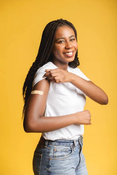Lycklig Ung Afrikansk Amerikansk Kvinna Visar Medicinsk Lapp Hjälp Underarmen — Stockfoto