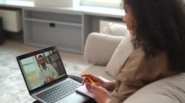 Bir doktorla görüntülü görüşme, online video danışma. Akıllı telefon radarındaki Hintli erkek doktor tedavi öneriyor. Video bağlantısı yoluyla genç bir kadına uçuk tedavisi öneriyor. Teletıp kavramı