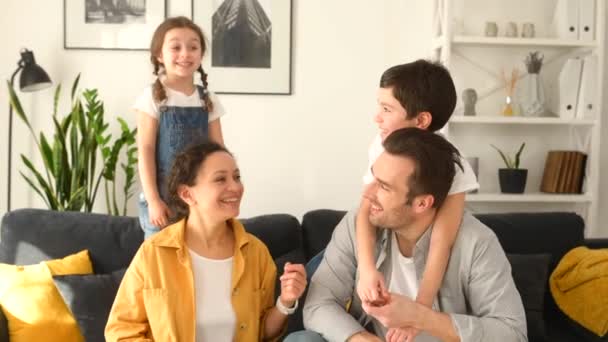 Χαρούμενη Πολυφυλετική Οικογένεια Τεσσάρων Παιδιών Μαμά Μπαμπάς Γιος Και Μικρή — Αρχείο Βίντεο