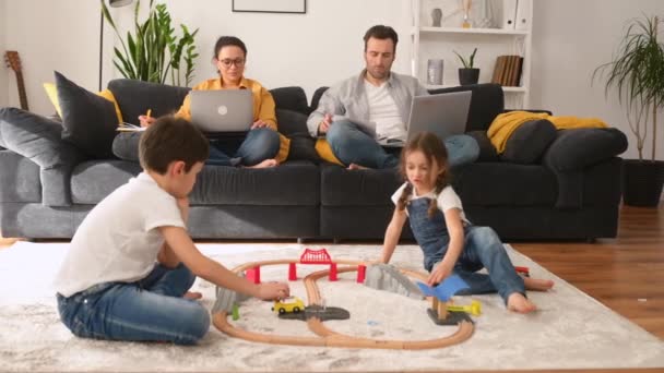 Los Padres Ocupados Trabajan Remotamente Con Computadoras Portátiles Sentadas Sofá — Vídeo de stock