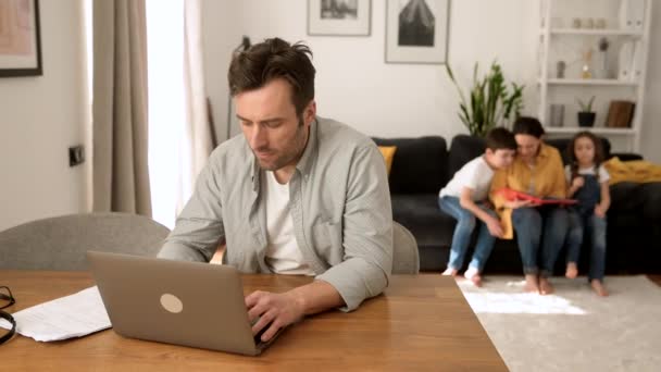 Χαρούμενος Πατέρας Δουλεύει Από Απόσταση Άντρας Που Χρησιμοποιεί Φορητό Υπολογιστή — Αρχείο Βίντεο