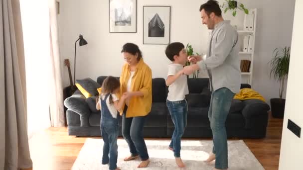 Full Length Χαρούμενη Ενεργητική Οικογένεια Ακούγοντας Μουσική Και Χορεύοντας Στο — Αρχείο Βίντεο