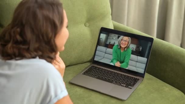 Жінка Махає Рукою Вітає Старшою Жінкою Екрані Ноутбука Студентка Розмовляє — стокове відео
