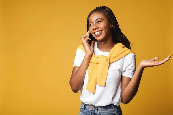 Nöjd Bekymmerslös Afroamerikansk Kvinna Med Dreadlocks Samtal Smartphone Har Trevlig — Stockfoto