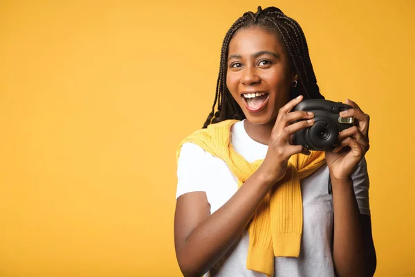 Glada Afrikansk Amerikanska Kvinna Med Polaroidkamera Stående Isolerad Gult Turistkvinna — Stockfoto