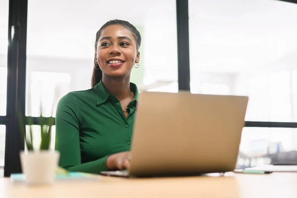 Celowe Afroamerykanka Bizneswoman Inteligentnym Casual Nosić Siedzi Nowoczesnej Przestrzeni Współpracowników — Zdjęcie stockowe