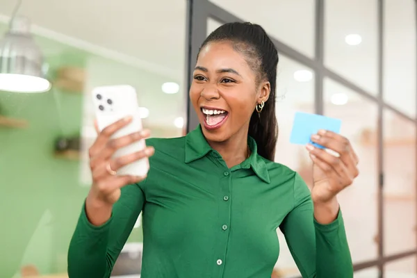 Veselá Afro Americká Mladá Žena Držící Smartphone Kreditní Kartu Takže — Stock fotografie