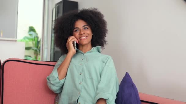 Счастливая Африканско Американская Женщина Болтает Смартфоне Сидя Дома Диване Наслаждаясь — стоковое видео