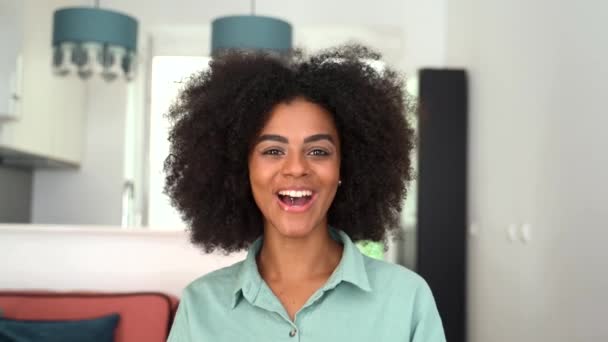 Mujer Morena Multiracial Durante Videollamada Involucrada Una Reunión Virtual Saludando — Vídeo de stock