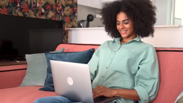 Mujer Negra Feliz Empresaria Freelancer Ropa Casual Cómoda Sentada Sofá — Vídeos de Stock