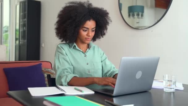 Zaměřený Inteligentní Mladý Multiraciální Usměvavá Studentka Sedí Stolu Notebookem Studuje — Stock video