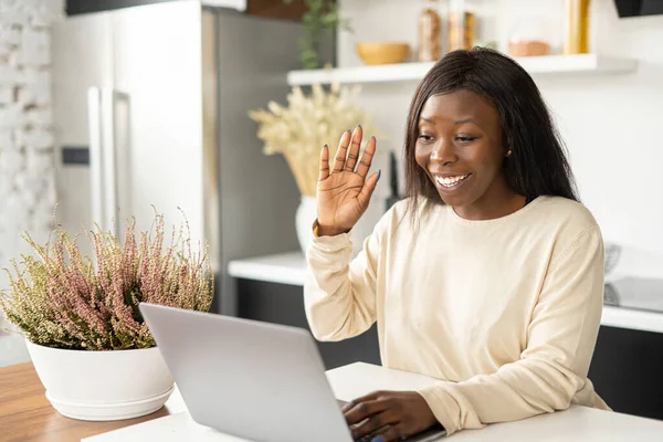 Modern Afroamerikansk Kvinna Kontakt Med Familj Vänner Eller Kollegor Video — Stockfoto