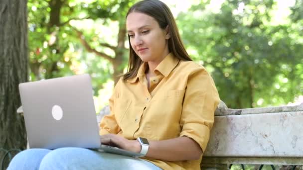 Female Student Wearing Yellow Shirt Using Laptop Computer Sitting Park — Video Stock