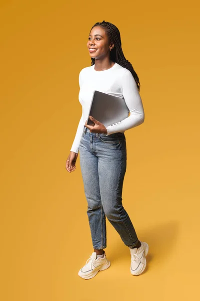 Mulher Sorridente Positiva Com Cabelo Morena Com Laptop Fechado Nas — Fotografia de Stock