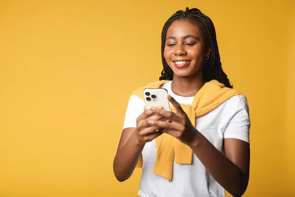 Glada Attraktiv Brunett Kvinna Som Håller Smartphone Njuter Att Chatta — Stockfoto