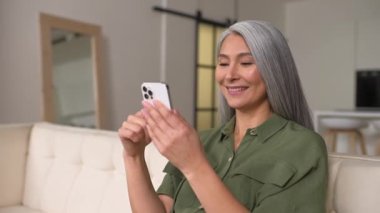 Çağdaş, son sınıf öğrencisi bir kadın akıllı telefonuyla, olgun bir kadınla cep telefonuyla haberleşerek, arkadaşlarıyla veya çocuklarıyla mesajlaşarak, sosyal ağlarda mesajlaşarak vakit geçiriyor.