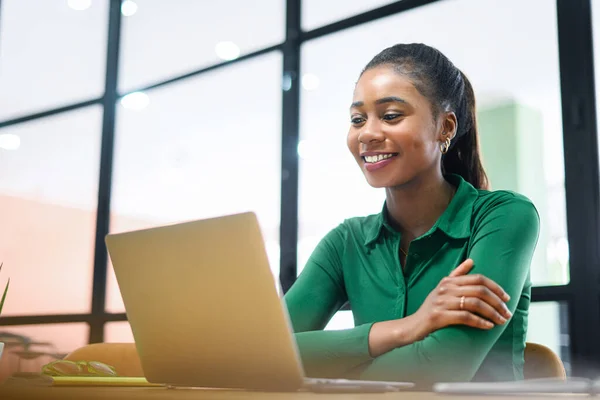 Χαμογελώντας Νεαρή Αφροαμερικάνα Επιχειρηματίας Φορώντας Casual Πουκάμισο Χρησιμοποιώντας Φορητό Υπολογιστή — Φωτογραφία Αρχείου