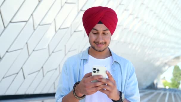 Retrato Jovem Indiano Alegre Enviando Mensagem Telefone Celular Livre Homem — Vídeo de Stock