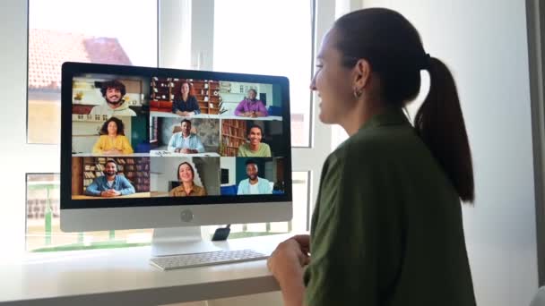 Επιτυχημένη Γυναίκα Υπάλληλος Online Συνάντηση Πολυφυλετικούς Συναδέλφους Συζητήσουν Έργα Εργασίας — Αρχείο Βίντεο