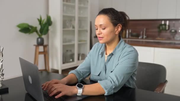 Mujer Afortunada Empleado Oficina Regocijando Buenas Noticias Oferta Trabajo Sonriente — Vídeos de Stock