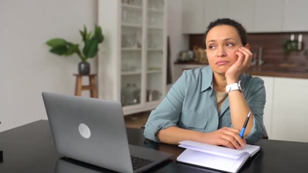 집에서 랩탑을 사용하는 여성의 중년의 프리랜서 사무실 노트북 책상에 — 비디오
