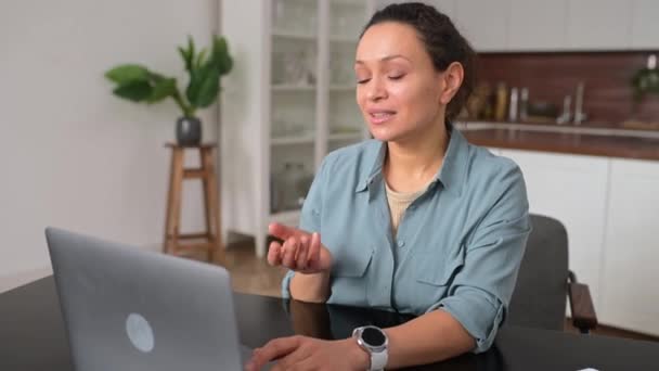 Leende Medelålders Kvinna Frilansare Använder Laptop För Videosamtal Sitter Vid — Stockvideo