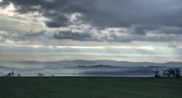 Sob névoa na paisagem — Fotografia de Stock