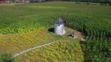 Tarladaki eski yel değirmeni. Tahta bıçaklı eski taş yel değirmeni.