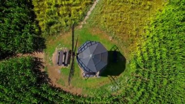 Tarladaki eski yel değirmeni. Tahta bıçaklı eski taş yel değirmeni.