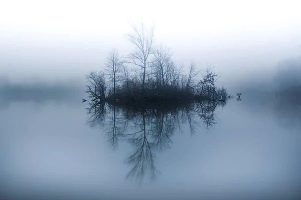湖の上の島の神秘的な風景青い背景 — ストック写真