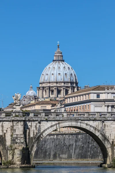 サンピエトロ大聖堂のドームのビュー — ストック写真