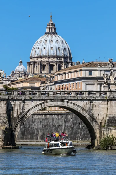 Una barca nel fiume Tevere — Foto Stock