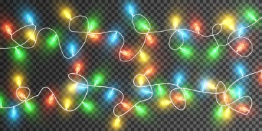 Noel ışıkları. Renkli Noel çelenkleri. Kablolar üzerinde kırmızı, sarı, mavi ve yeşil ampuller izole edilmiş.