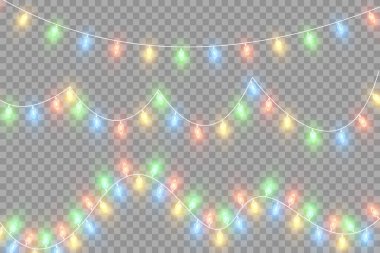 Noel ışıkları. Renkli Noel çelenkleri. Kablolar üzerinde kırmızı, sarı, mavi ve yeşil ampuller izole edilmiş.