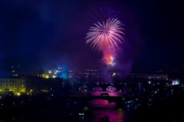 Yeni yıl havai fişek Prag'daki charles köprü vltava Nehri, Çek Cumhuriyeti, Avrupa'nın silueti ile.