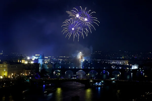 Fuochi d'artificio di Capodanno a Praga con silhouette del ponte Carlo sul fiume Moldava, Repubblica Ceca, Europa . — Foto Stock