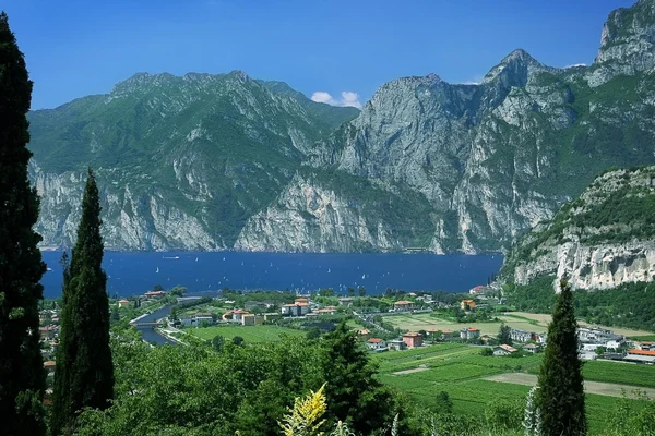 Gardasee mit Alpen an einem sonnigen Tag, Italien — Stockfoto