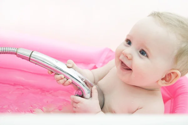 Glückliches Baby in der Badewanne Stockbild