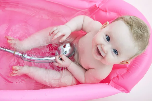 Glückliches Baby in der Badewanne Stockbild