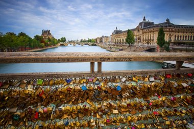 paris Köprüsü'nde kilitleri
