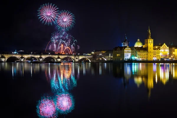 Fogos de artifício ano novo em Praga, República Checa — Fotografia de Stock