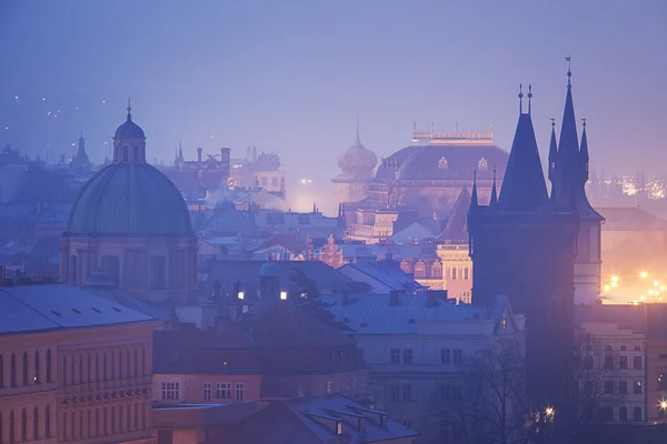 República Checa, Praga, telhados antigos durante o crepúsculo — Fotografia de Stock