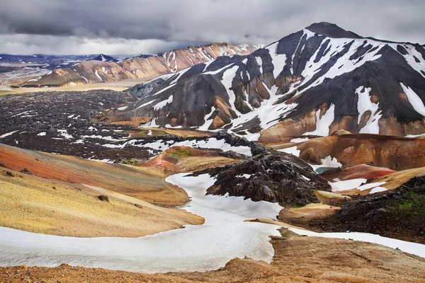 Landmannalaugar, ryolit färg bergen i Island — Stockfoto