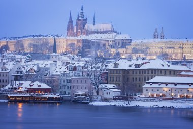 hradcany twilight sırasında Prag Kalesi ile