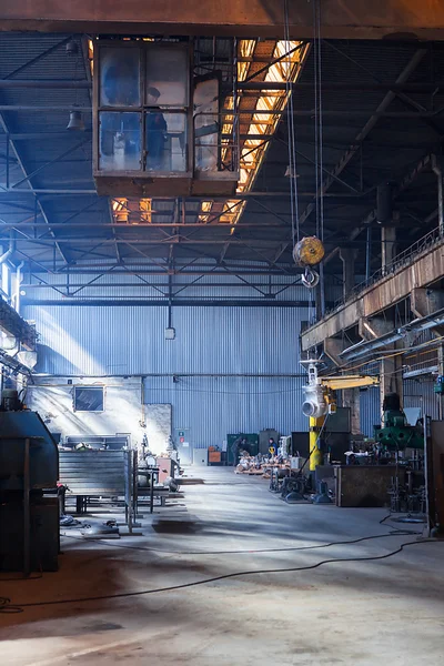 Guindaste desolado em uma antiga sala de fábrica de válvulas — Fotografia de Stock