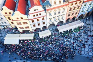 Prag'da kalabalık turist ile eski şehir Meydanı,