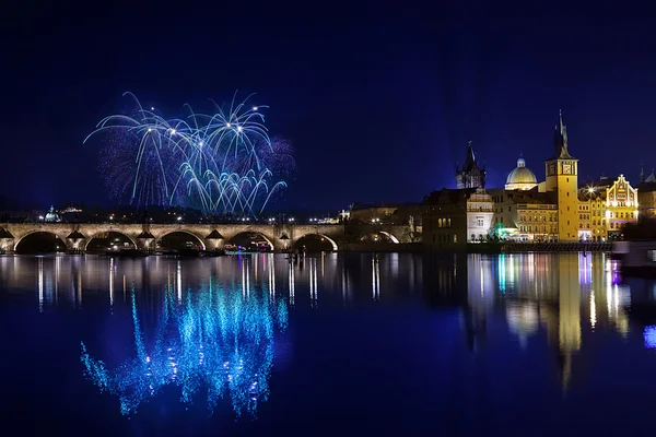 Año Nuevo Fuegos artificiales en Praga, República Checa — Foto de Stock