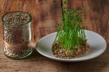 Cam kabın içindeki mercimeklerle süslü ahşap arka plan 