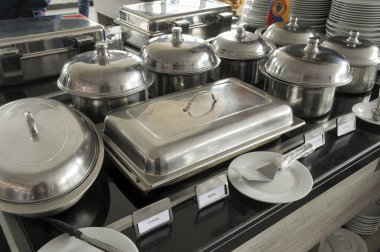 Ön planda çelikle servis. 