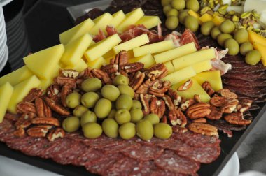 Ön planda peynir ve zeytin tahtası 